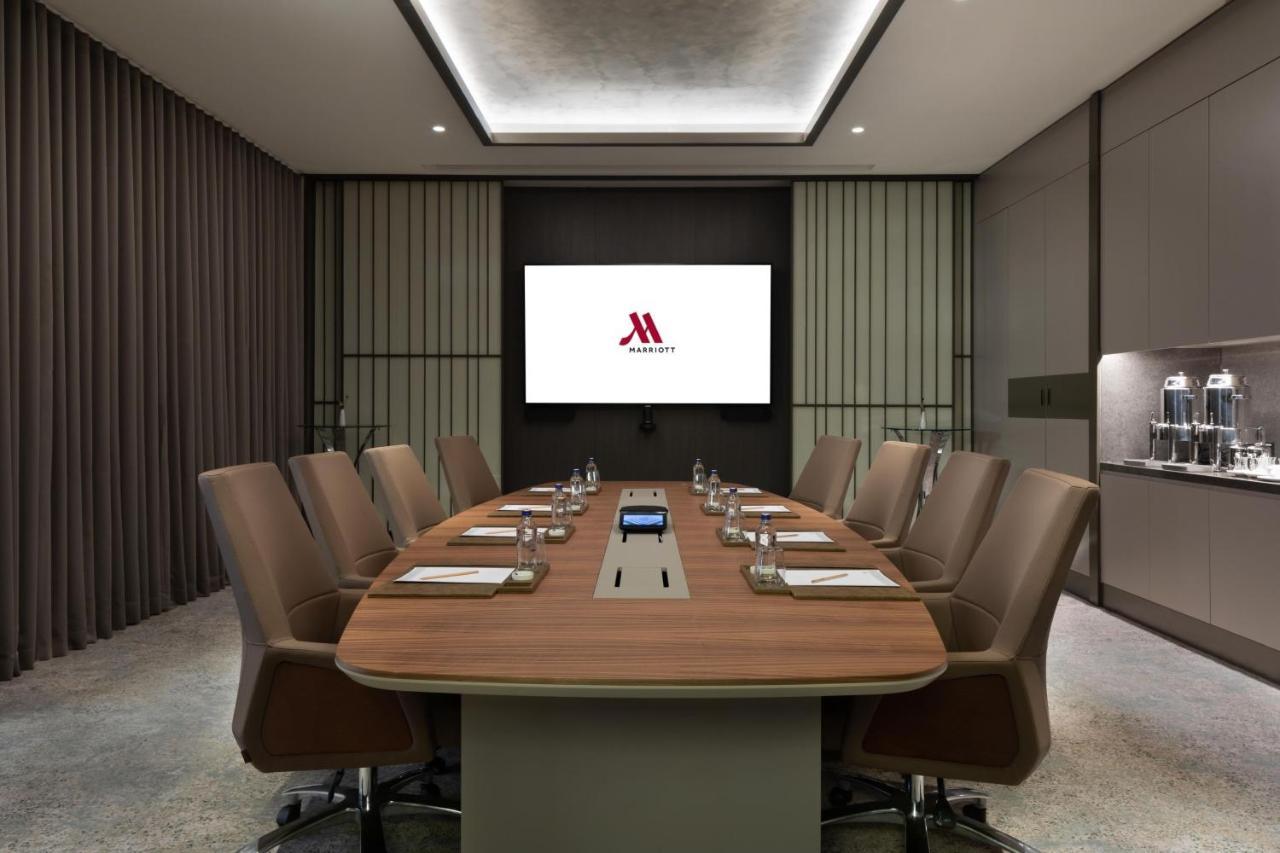 伊兹密尔万豪酒店 外观 照片 A boardroom at a hotel