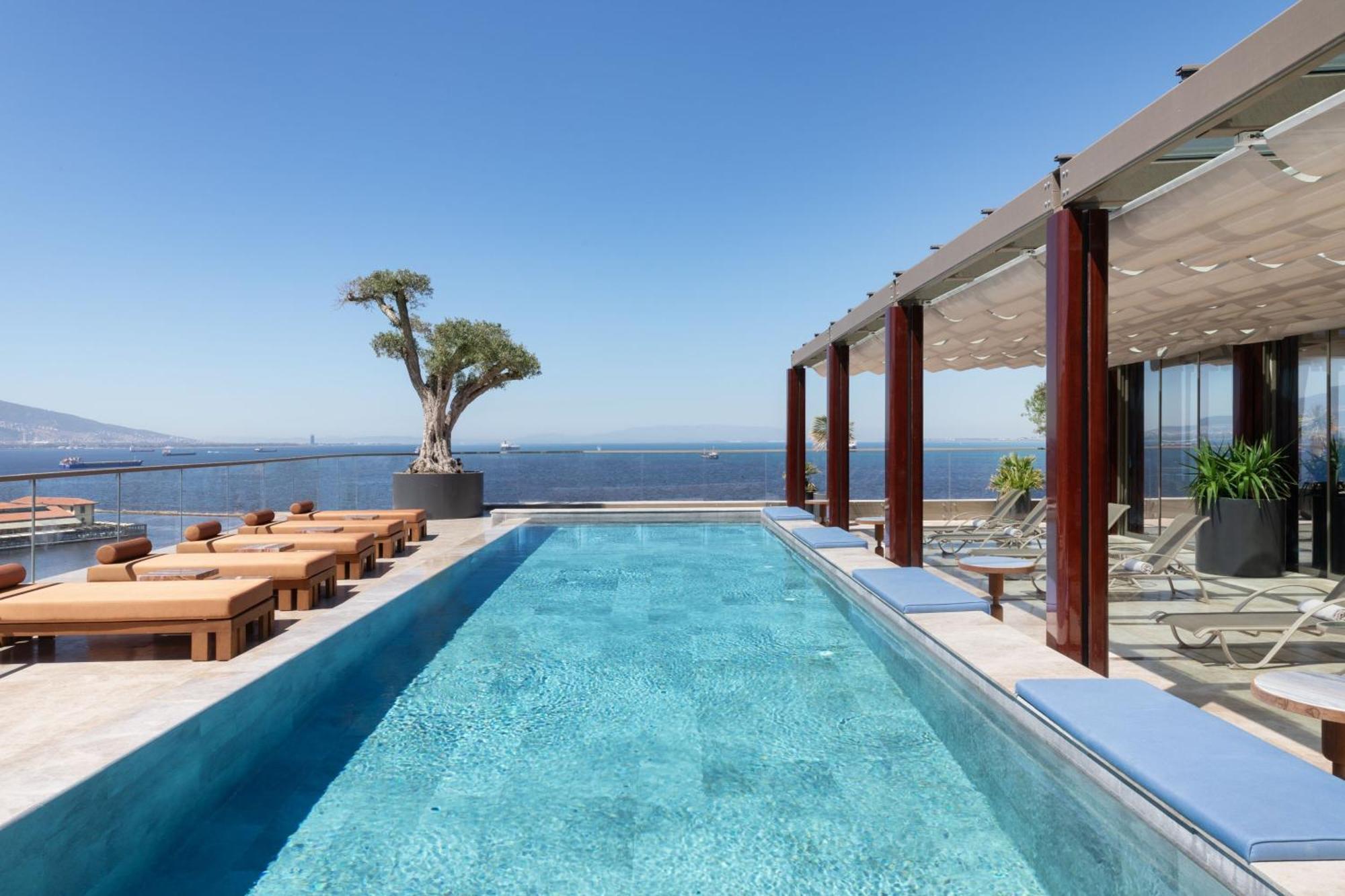 伊兹密尔万豪酒店 外观 照片 The pool at the 12th floor