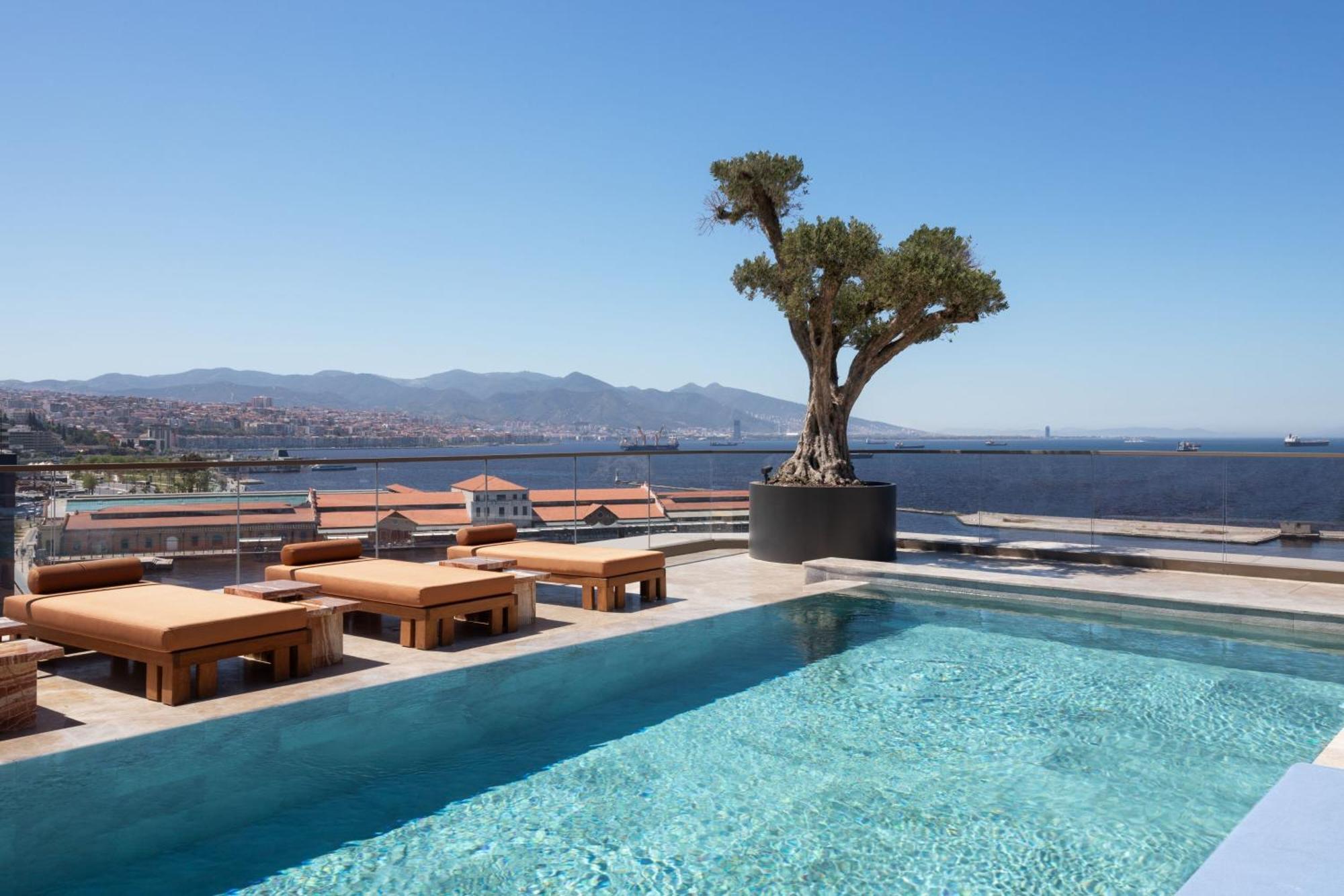 伊兹密尔万豪酒店 外观 照片 The pool at the 12th floor
