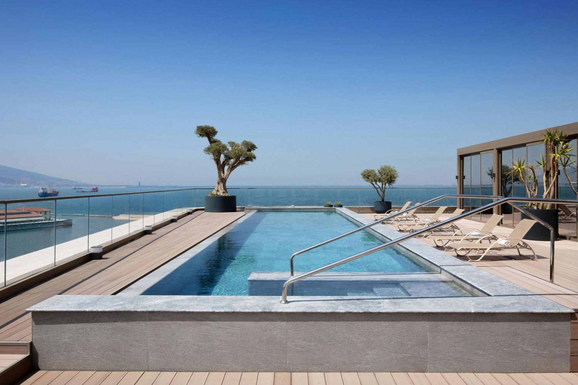 伊兹密尔万豪酒店 外观 照片 The pool at the hotel