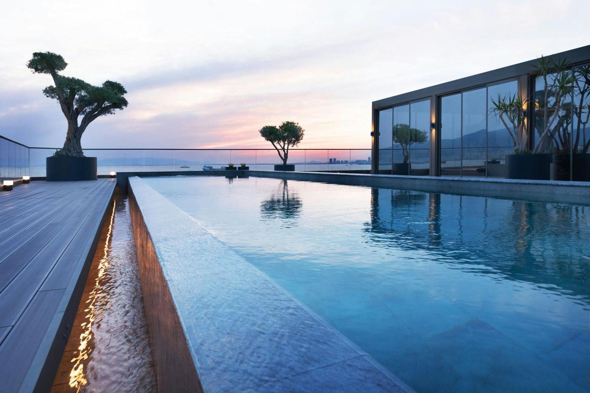 伊兹密尔万豪酒店 外观 照片 The Sky Pool at The Landmark