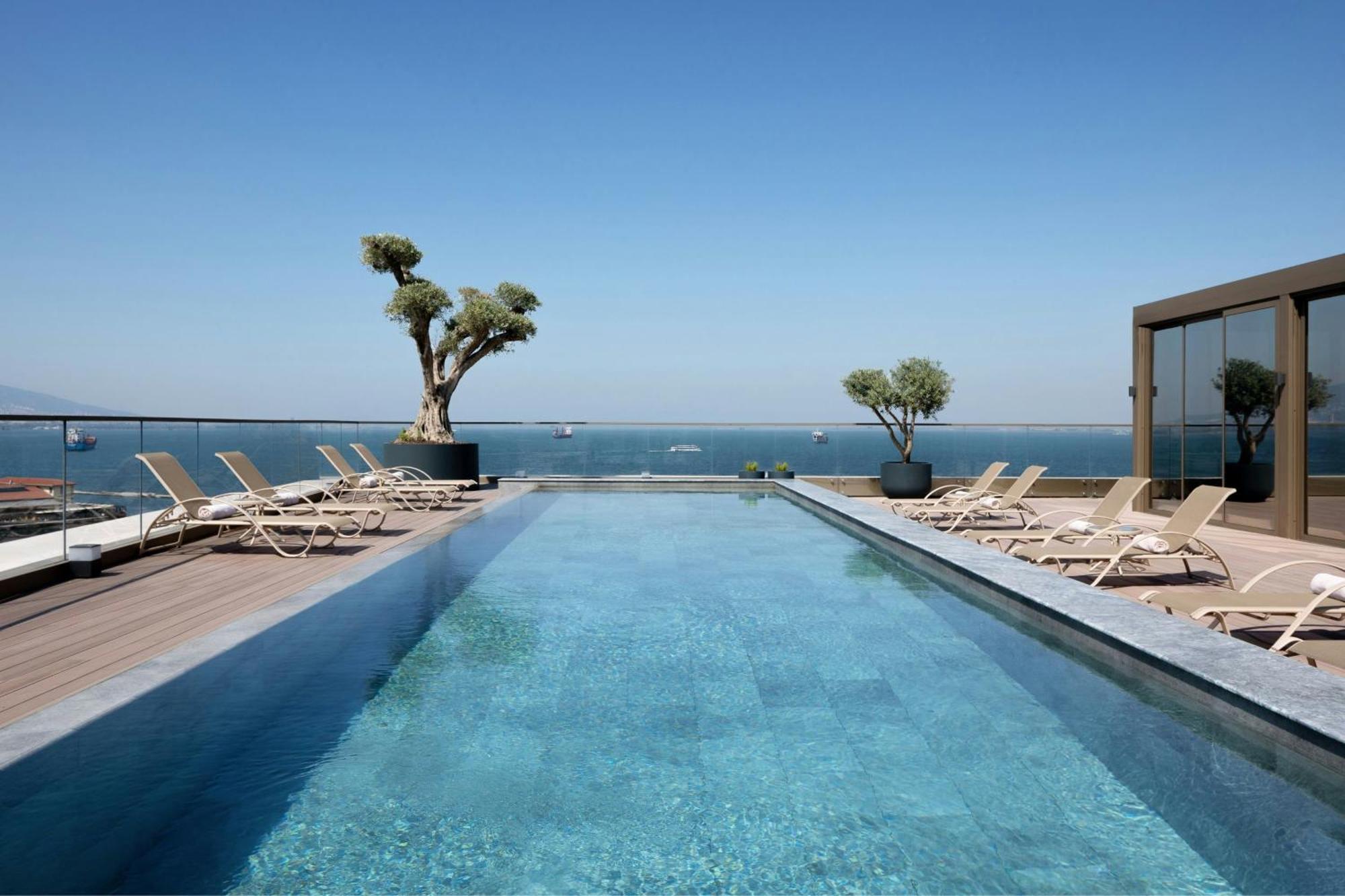 伊兹密尔万豪酒店 外观 照片 The rooftop pool at the hotel