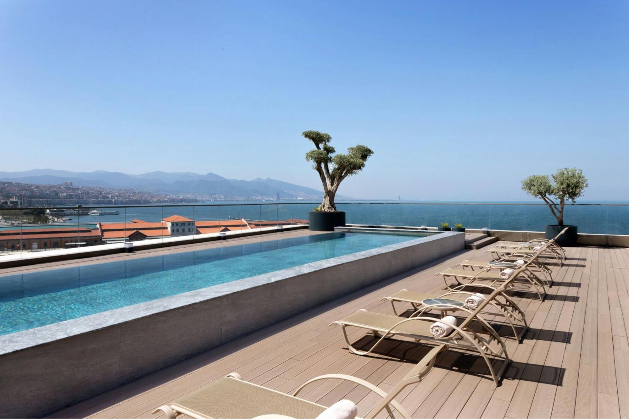 伊兹密尔万豪酒店 外观 照片 Rooftop pool at the Hotel